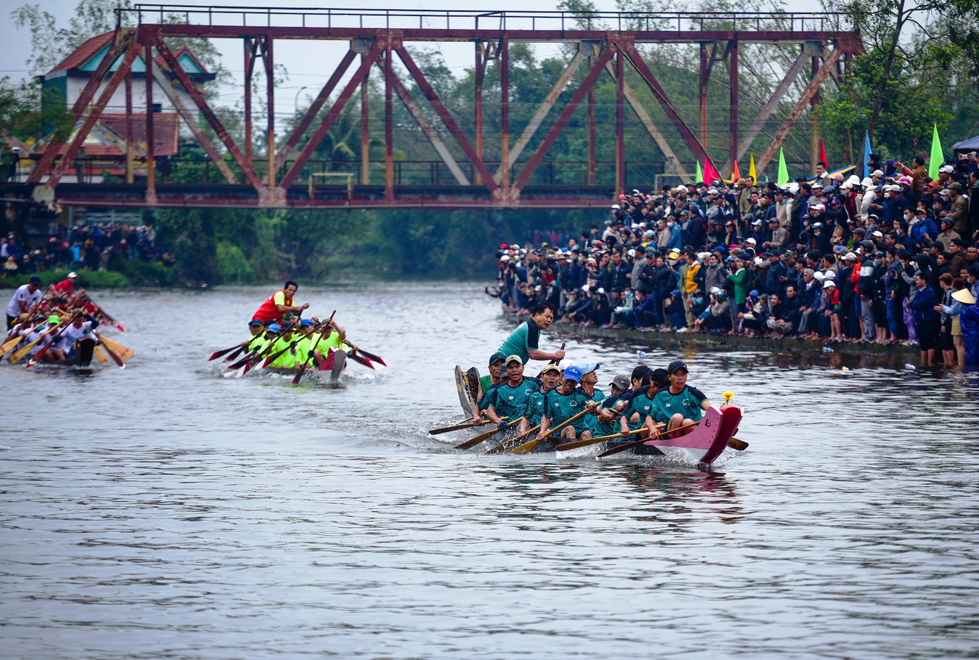 Hội đua năm nay quy tụ hơn 300 vận động viên đến từ 8 đội đua của các xã, phường trên địa bàn. Ảnh: Hoàng Hải.
