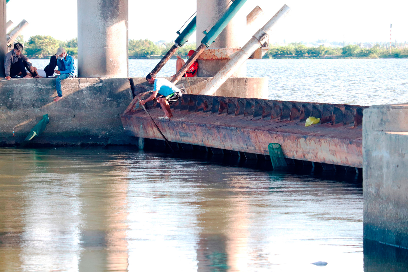 Tại vị trí lòng dẫn thượng, hạ lưu cống ngăn mặn bị bồi lắng với khối lượng lớn, bình quân hàng năm lên đến hàng nghìn m3, gây kẹt cửa và cản trở dòng chảy. Hầu hết cửa cống có hiện tượng xói lở dưới cọc cự dầm đáy, đặc biệt tại cửa cống số 10, 13 và 15 bị xói lở bản đáy sâu từ 2-3 m, dòng chảy xuyên qua rất lớn ảnh hưởng đến công tác ngăn mặn, giữ ngọt và về lâu dài làm mất ổn định công trình.