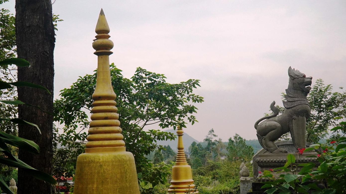 Trong không gian yên tĩnh, trong lành, du khách còn được chiêm ngưỡng kiến trúc khác lạ, đặc biệt trên mảnh đất xứ Huế mộng mơ.