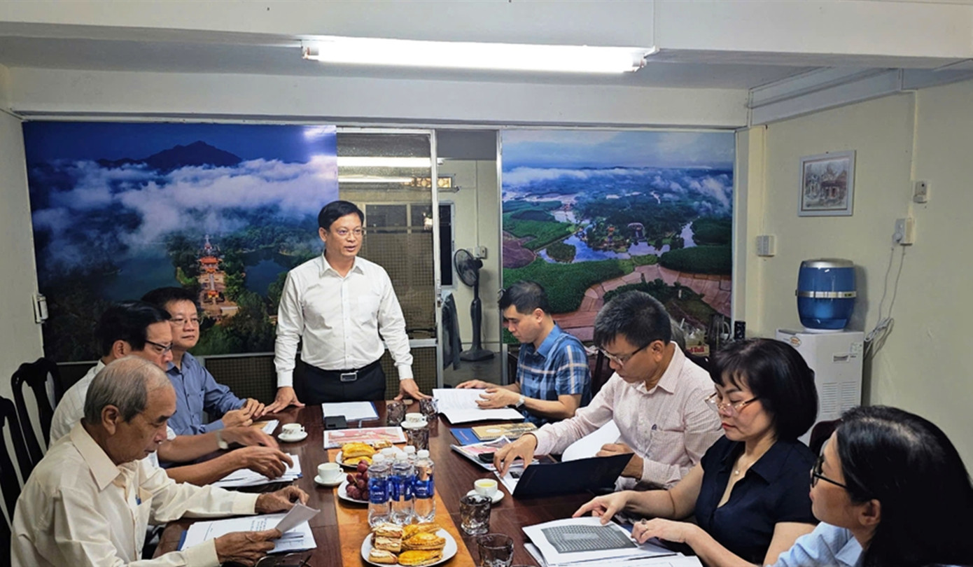 Ông Nguyễn Thanh Bình - Phó Chủ tịch Thường trực UBND TP Huế, Chủ tịch Hội đồng chuyên gia - họp với các chuyên gia bàn giải pháp phục hồi bảo vật quốc gia Ngai vua triều Nguyễn.