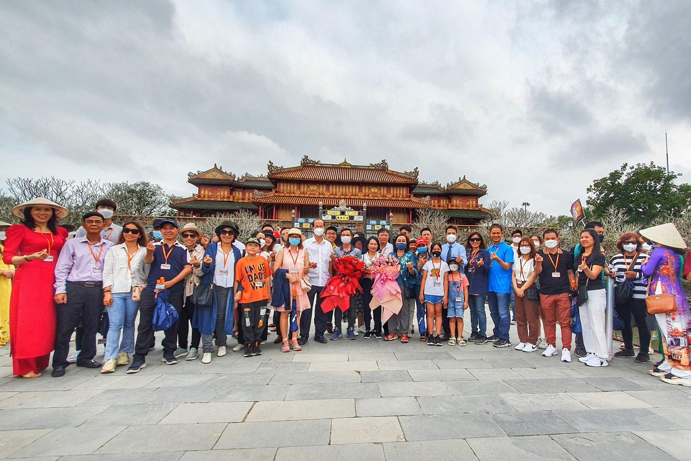 Du khách đến Huế có dấu hiệu tăng mạnh là tín hiệu tích cực cho du lịch địa phương. Tuy nhiên, theo kiến nghị của du khách, các doanh nghiệp du lịch, Huế nên giảm giá vé tham quan khu Di sản Huế để phù hợp với tình hình chung hiện nay Du khách đến Huế có dấu hiệu tăng mạnh là tín hiệu tích cực cho du lịch địa phương. Tuy nhiên, theo kiến nghị của du khách, các doanh nghiệp du lịch, Huế nên giảm giá vé tham quan khu Di sản Huế để phù hợp với tình hình chung hiện nay