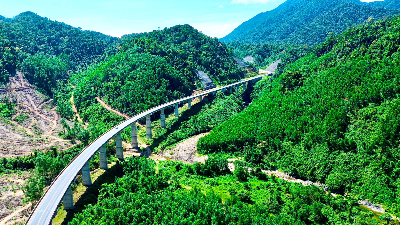 Trên đoạn cao tốc mở rộng còn có công trình cầu dài nhất của toàn tuyến tại vị trí Km35+880, với chiều dài 621,99m. Đây là công trình cầu nằm trong các hạng mục được nâng cấp, hoàn thiện đồng bộ với mặt đường cao tốc La Sơn - Hòa Liên.