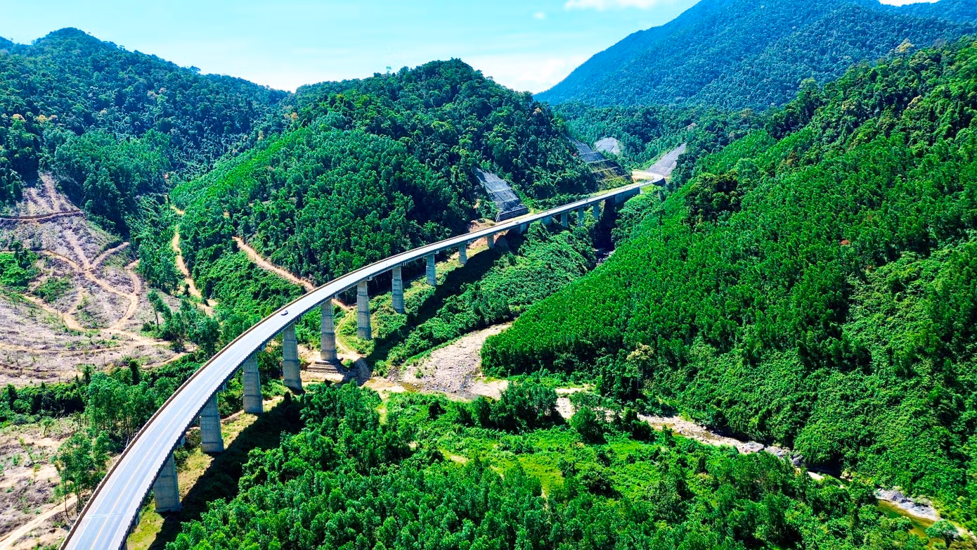Trên đoạn cao tốc mở rộng còn có công trình cầu dài nhất của toàn tuyến tại vị trí Km35+880, với chiều dài 621,99m. Đây là công trình cầu nằm trong các hạng mục được nâng cấp, hoàn thiện đồng bộ với mặt đường cao tốc La Sơn - Hòa Liên.