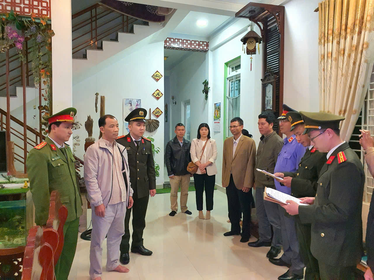 Cơ quan an ninh điều tra đọc lệnh khởi tố, bắt tạm giam đối tượng Nguyễn Xuân Bình (thứ hai từ trái sang).