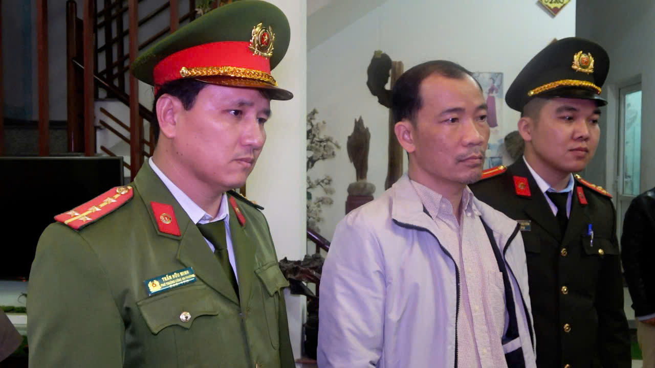 Nguyễn Xuân Bình (giữa) bị bắt về hành vi hành vi "Hoạt động nhằm lật đổ chính quyền nhân dân".