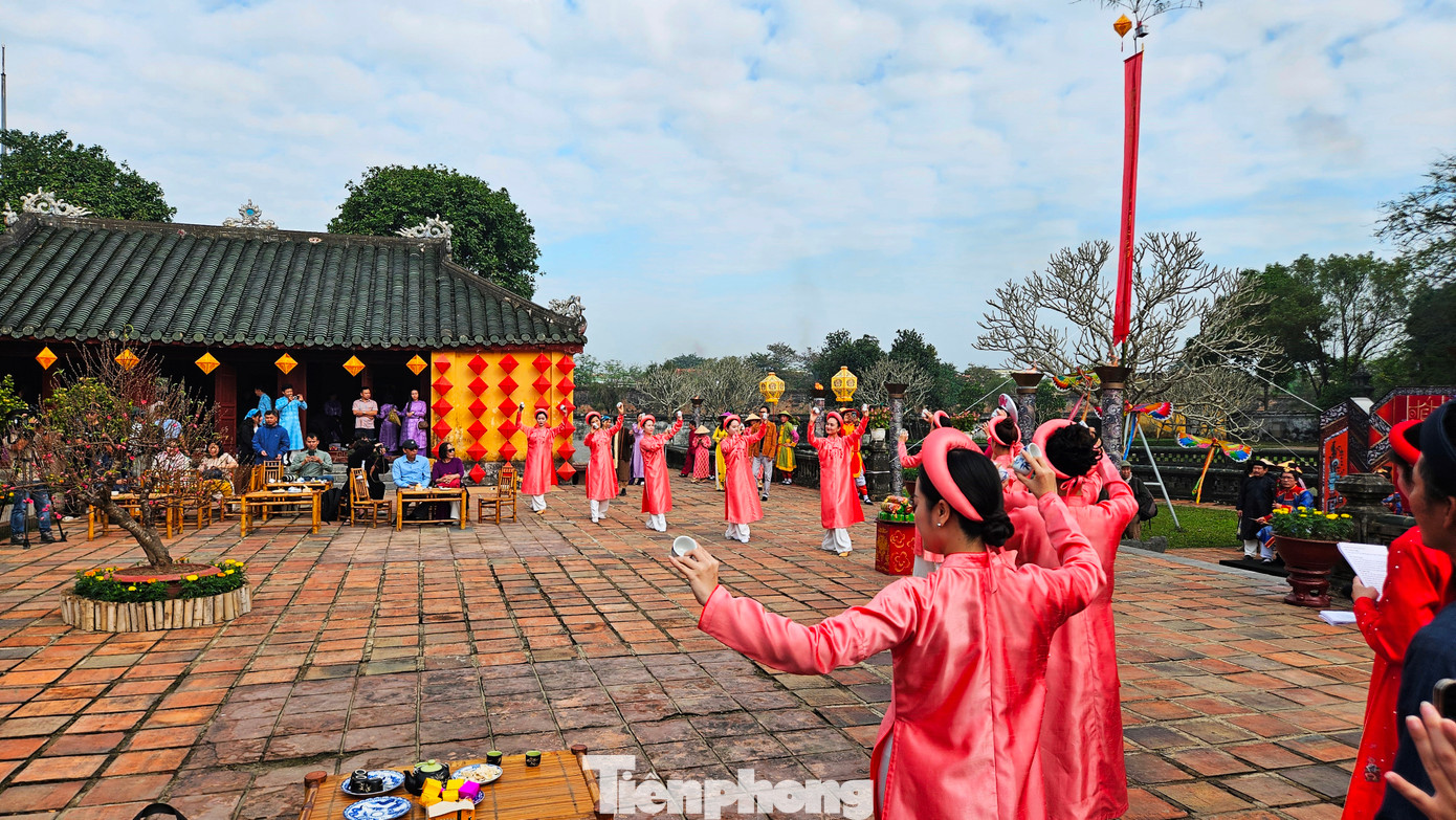 Tại đây, du khách, công chúng, người dân có thể cảm nhận được một không gian tràn ngập sắc xuân với các âm điệu ca Huế, nhã nhạc cung đình, những khúc ca xuân, các loại trang phục truyền thống, những sắc hoa xuân, đôi câu đối thắm...