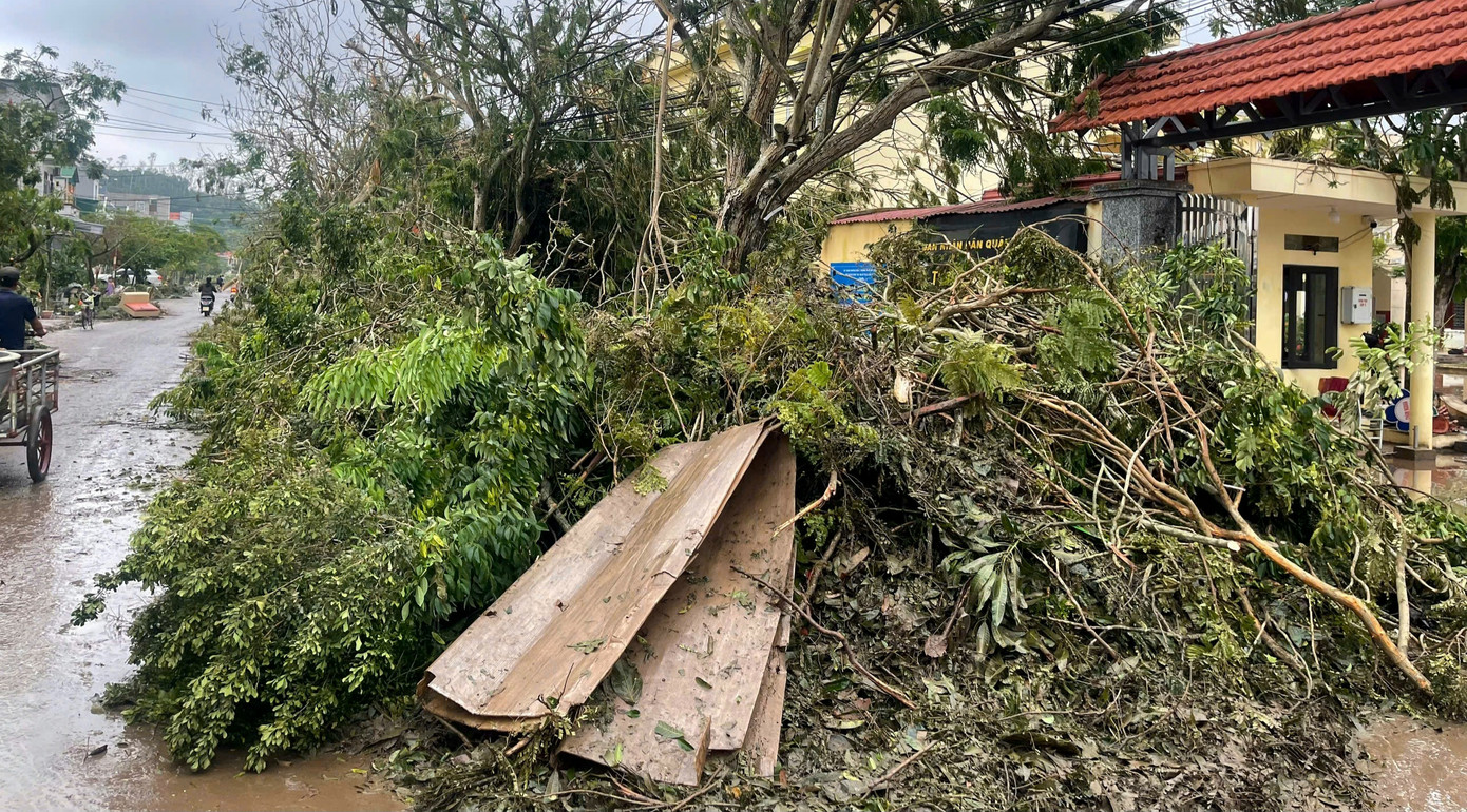 Hiện trường ngổn ngang sau bão tại Hải Phòng.