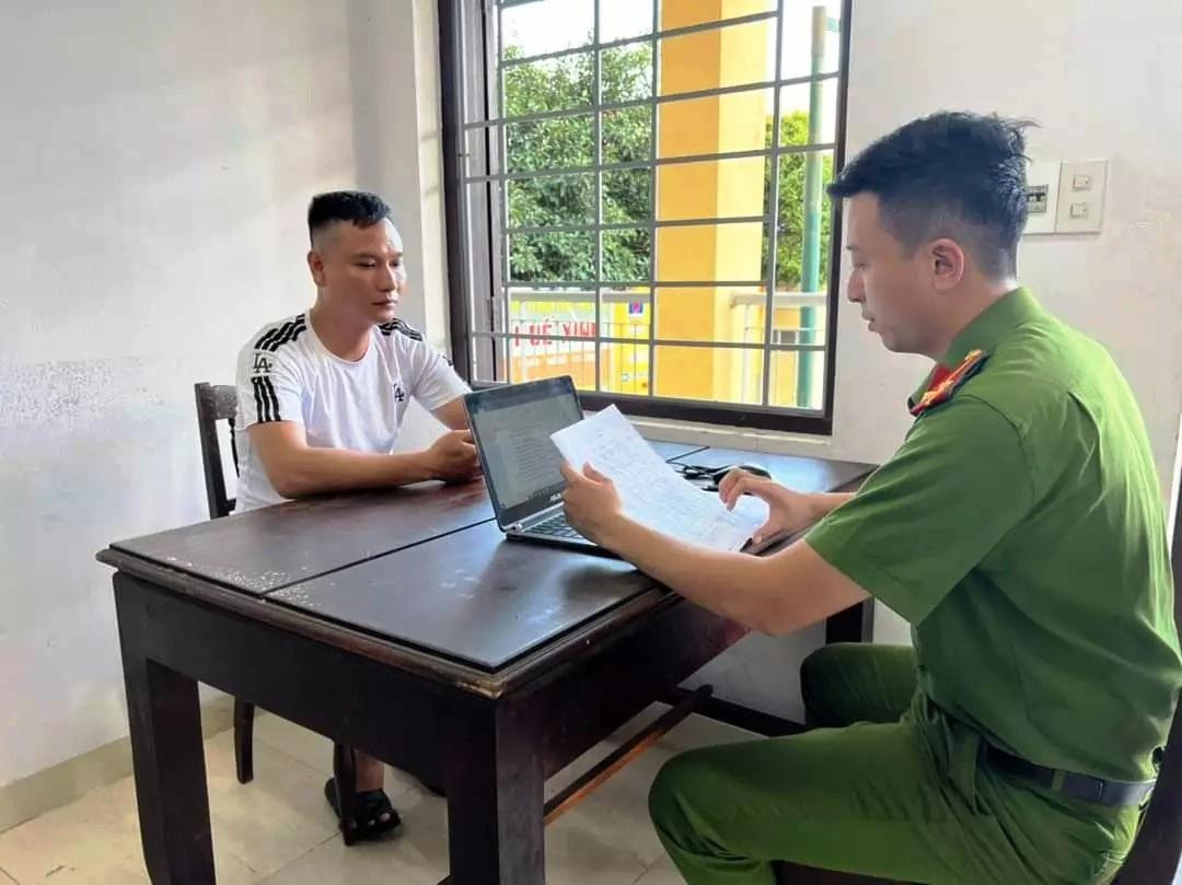 Đối tượng Nguyễn Ngọc Chuẩn (bìa trái). Ảnh CACC