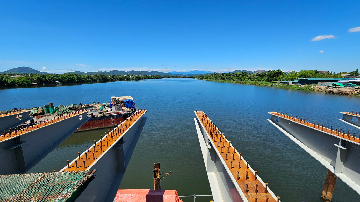 Các kết cấu thép vươn ra phía lòng sông này là lối dành cho người đi bộ trên cầu Nguyễn Hoàng trong tương lai.