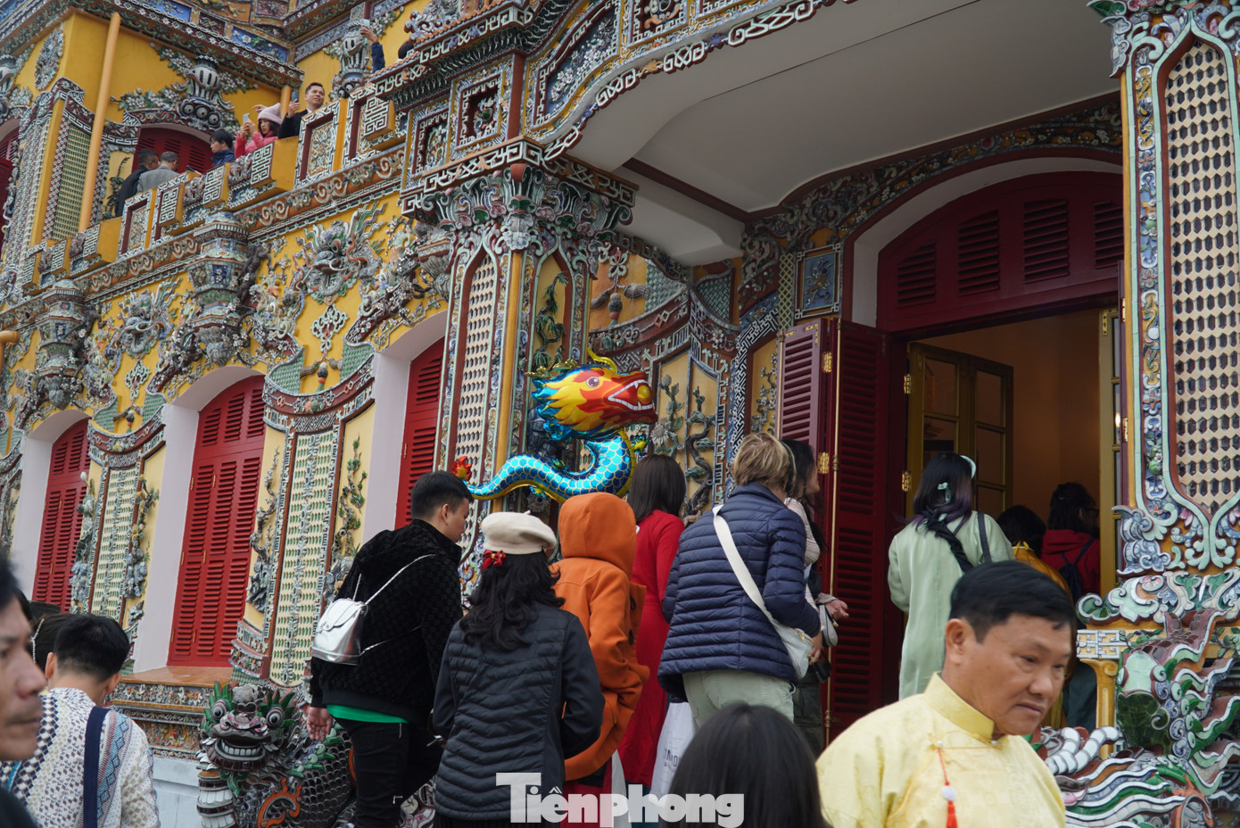 Chen chân vào tham quan điện Kiến Trung.