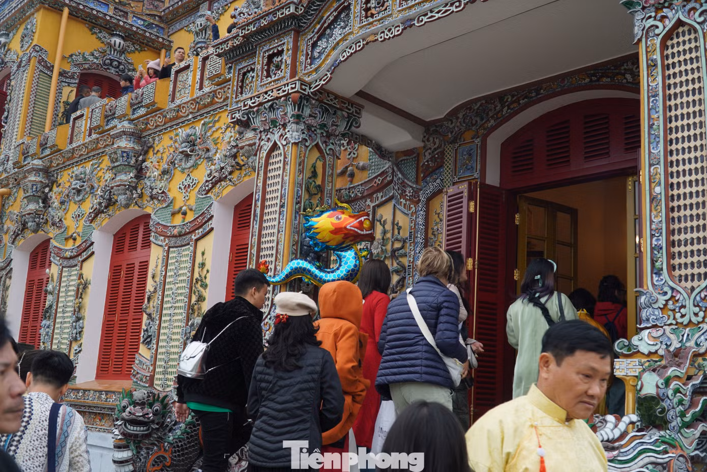 Chen chân vào tham quan điện Kiến Trung.