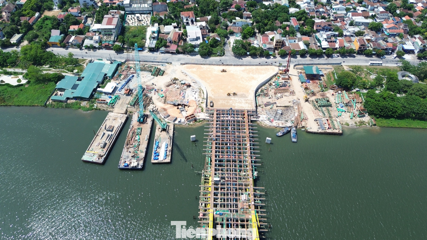 Ông Bùi Ngọc Chánh - Phó Giám đốc Trung tâm Phát triển Quỹ đất TP Huế - cho biết, đơn vị hiện tập trung đẩy nhanh giải phóng mặt bằng tại dự án cầu Nguyễn Hoàng. Trên tuyến hiện còn một số hộ chưa bàn giao mặt bằng. Dự kiến đến ngày 30/9, sẽ bàn giao xong toàn bộ mặt bằng cho dự án.