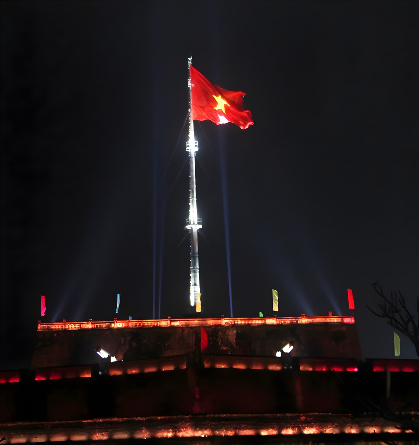 Kỳ đài Huế về đêm. Ảnh: Nguyễn Đắc Thành