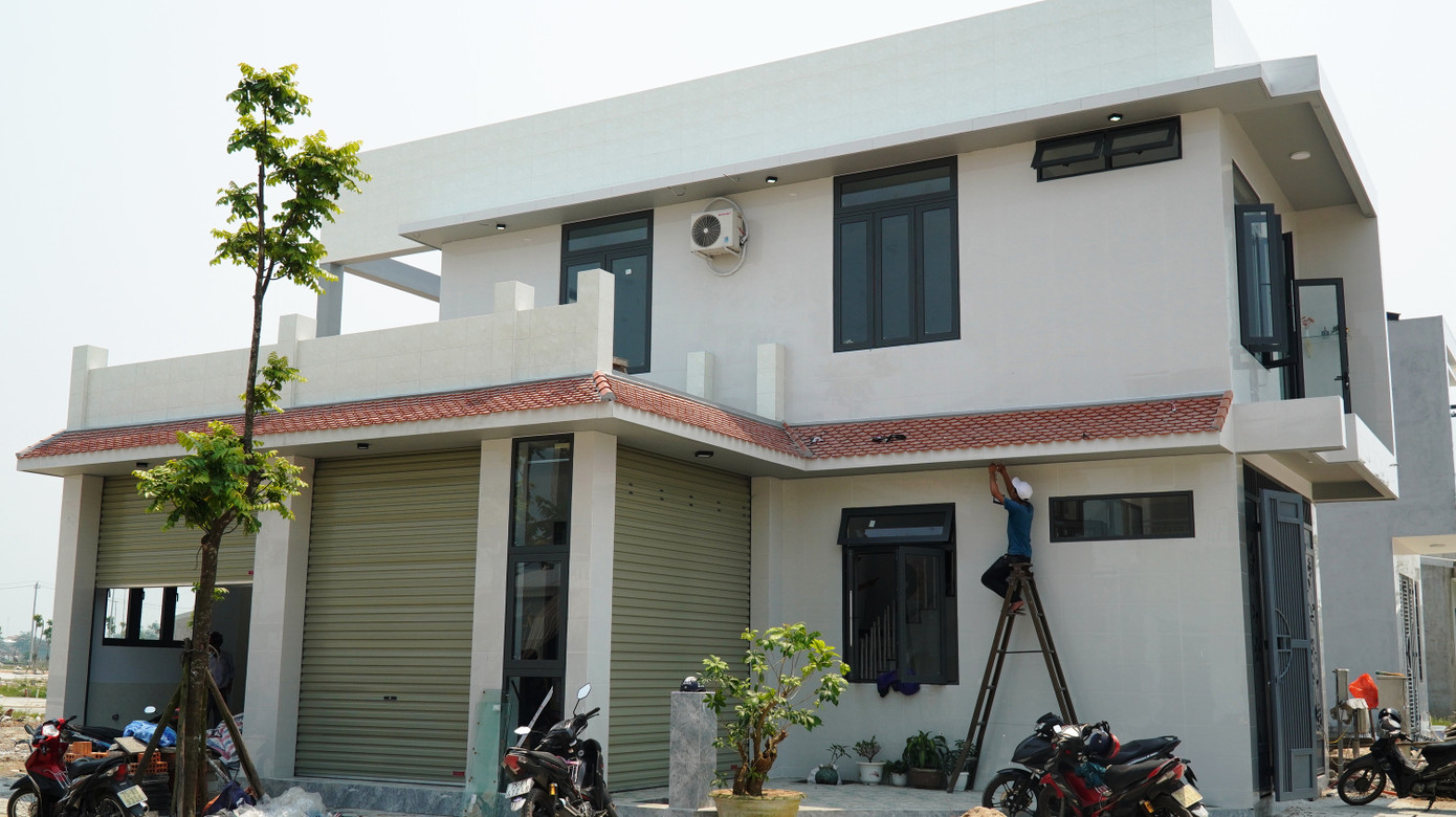 Nhiều hộ dân sau khi di dời đã có cuộc sống ổn định, nhà cửa khang trang tại nơi mới thuộc phường Hương Sơ, TP. Huế. Nhiều hộ dân sau khi di dời đã có cuộc sống ổn định, nhà cửa khang trang tại nơi mới thuộc phường Hương Sơ, TP. Huế.