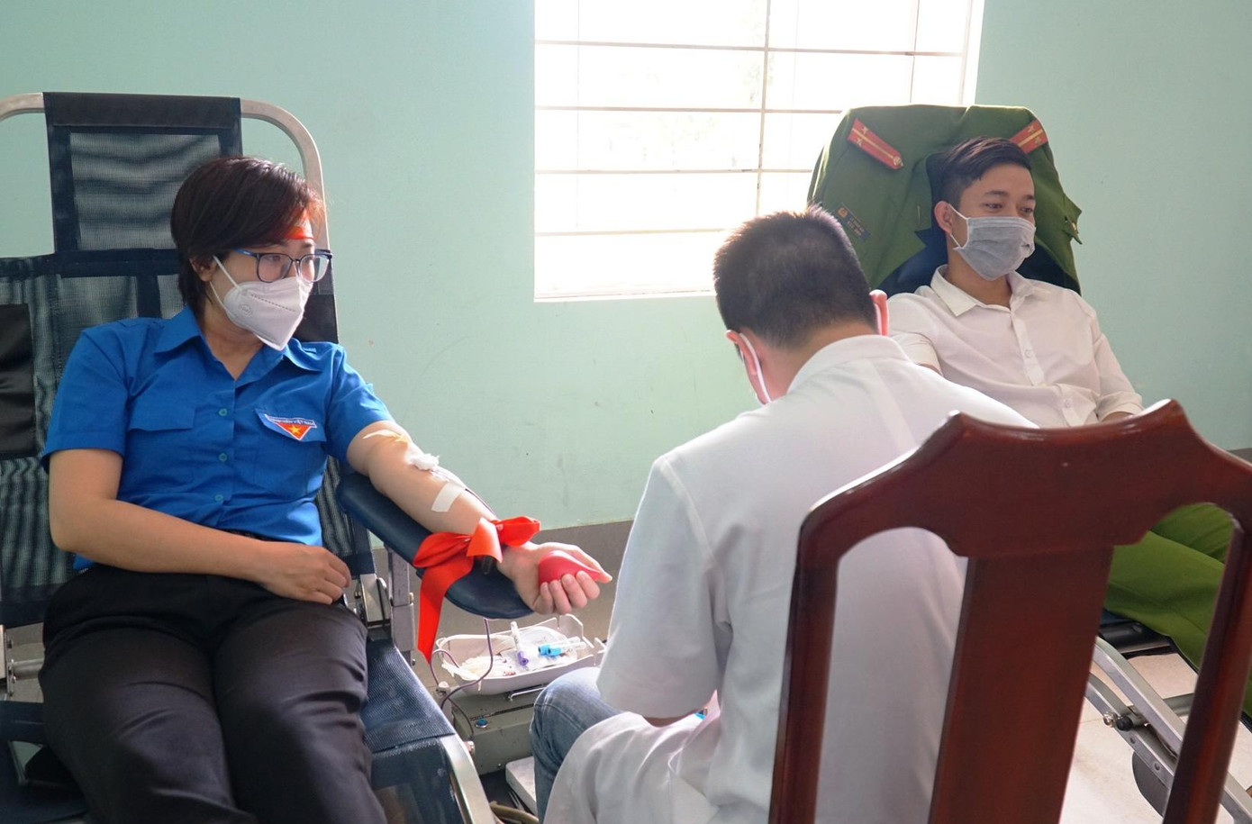 Chị Hoàng Thị Phương Hiền - Phó Bí thư Thường trực Tỉnh Đoàn TT-Huế trực tiếp hiến máu tại ngày hội Chủ nhật Đỏ 2022