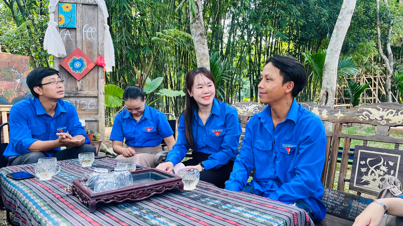 Thăm mô hình khởi nghiệp và động viên thanh niên hoàn lương tốt từng có quá khứ lầm lỡ ở huyện miền núi A Lưới, TT-Huế. Thăm mô hình khởi nghiệp và động viên thanh niên hoàn lương tốt từng có quá khứ lầm lỡ ở huyện miền núi A Lưới, TT-Huế.