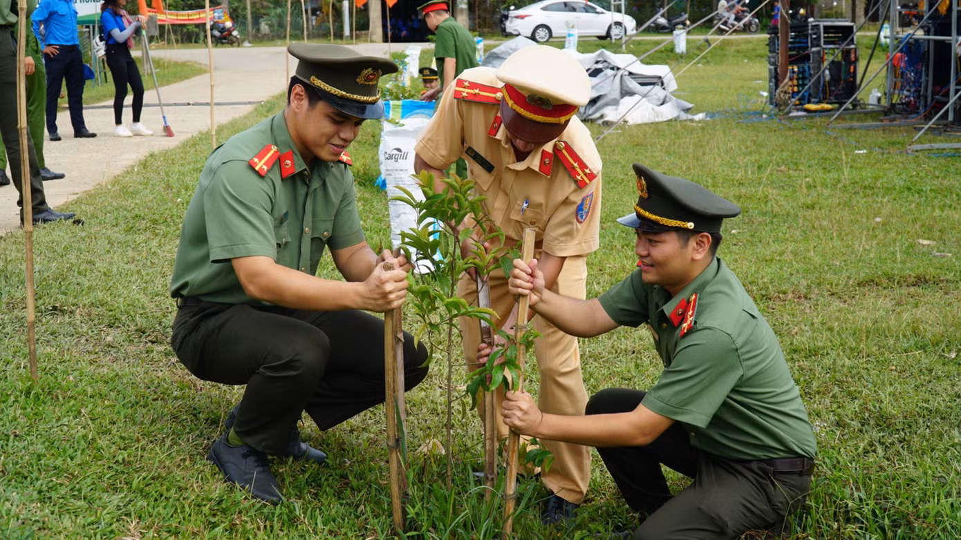 Đoàn viên, thanh niên lực lượng vũ trang chung tay chăm sóc cây xanh.