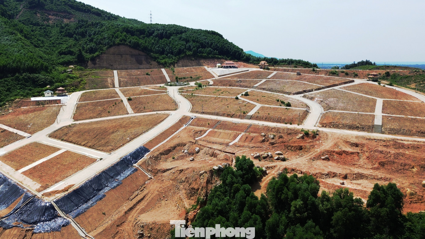 Quá trình thực hiện dự án, dù chưa được cấp có thẩm quyền cho phép chuyển mục đích sử dụng đất rừng, chủ đầu tư dự án đã cho tiến hành xây dựng các hạng mục như cổng, nhà quản trang, chòi nghỉ, bãi đỗ xe, tuyến đường chính, tuyến đường nội bộ phân khu bên trong khu nghĩa trang. Quá trình thực hiện dự án, dù chưa được cấp có thẩm quyền cho phép chuyển mục đích sử dụng đất rừng, chủ đầu tư dự án đã cho tiến hành xây dựng các hạng mục như cổng, nhà quản trang, chòi nghỉ, bãi đỗ xe, tuyến đường chính, tuyến đường nội bộ phân khu bên trong khu nghĩa trang.