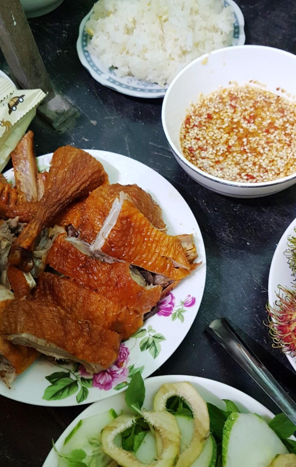 Bày soạn cỗ bàn với thịt vịt, chè kê dâng cúng tổ tiên ông bà trong ngày Tết Đoan Ngọ tại Huế Bày soạn cỗ bàn với thịt vịt, chè kê dâng cúng tổ tiên ông bà trong ngày Tết Đoan Ngọ tại Huế