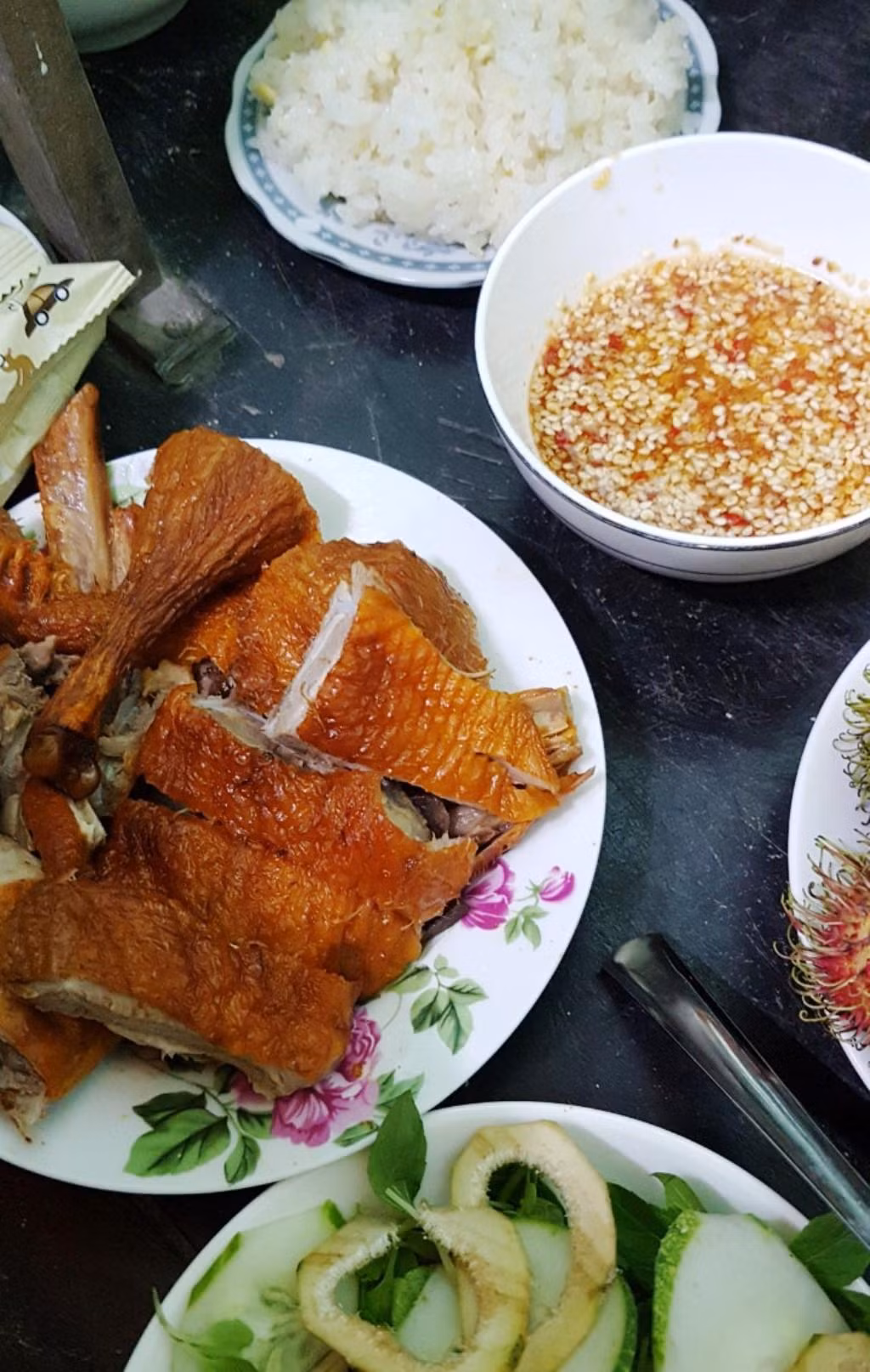 Bày soạn cỗ bàn với thịt vịt, chè kê dâng cúng tổ tiên ông bà trong ngày Tết Đoan Ngọ tại Huế