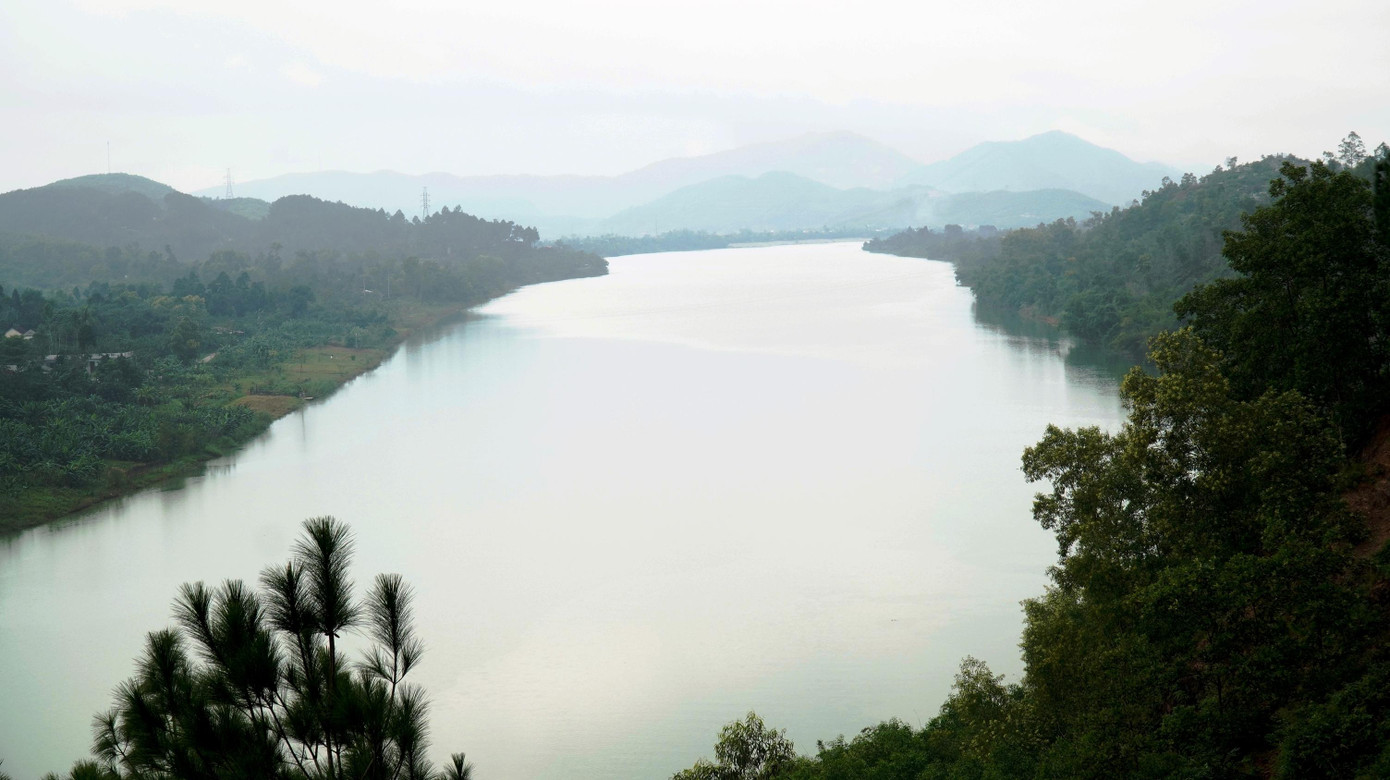 Đồi Vọng Cảnh ở phía tây nam TP Huế, thuộc phường Thủy Biều, nằm trên đường Huyền Trân Công Chúa, cách nội đô chừng 7 km. Ngọn đồi có chiều cao 43m, chân đồi tiếp giáp bờ sông Hương.