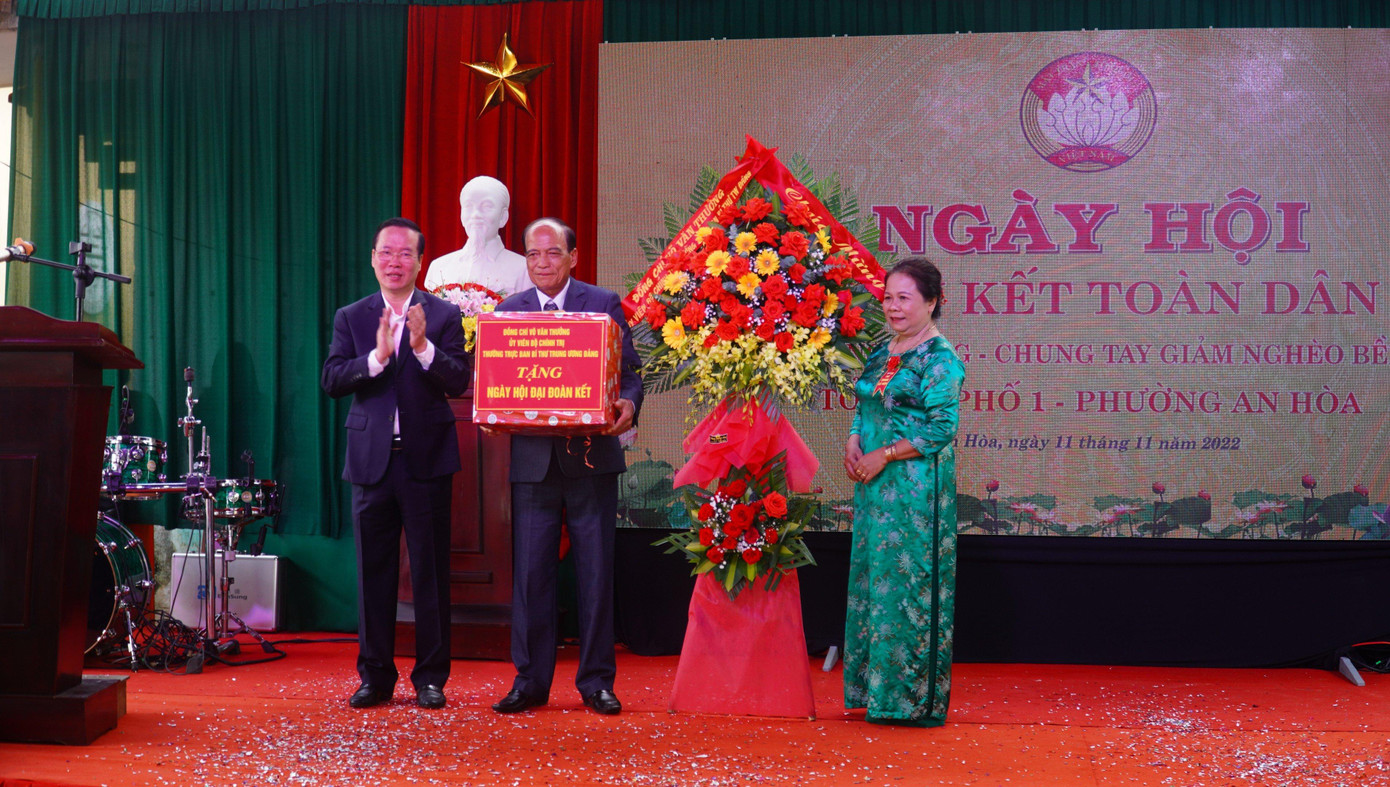 Tặng quà cho người dân Tổ dân phố 1, phường An Hòa, TP Huế. Tặng quà cho người dân Tổ dân phố 1, phường An Hòa, TP Huế.