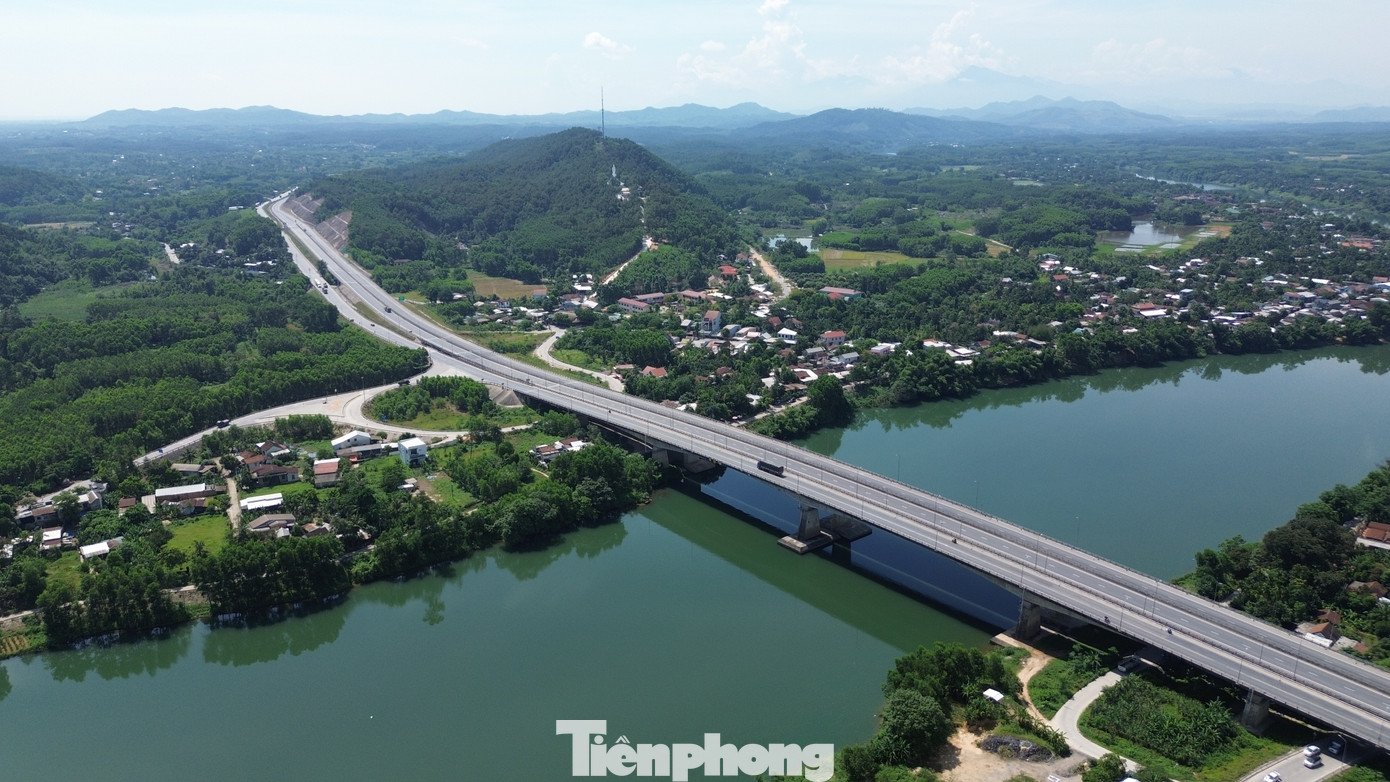 Trên tuyến còn có 55 cây cầu, với 33 cầu phải mở rộng hoặc xây thêm một đơn nguyên mới bên cạnh. Trên tuyến còn có 55 cây cầu, với 33 cầu phải mở rộng hoặc xây thêm một đơn nguyên mới bên cạnh.