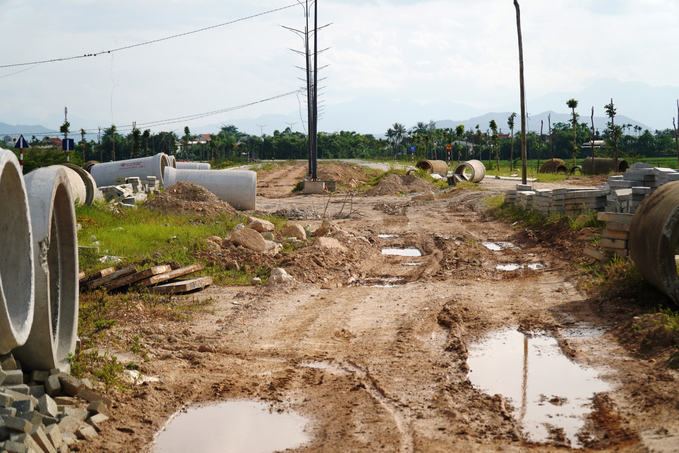 Mới đây, Chủ tịch UBND tỉnh TT-Huế Nguyễn Văn Phương chủ trì họp với các sở, ngành liên quan về tiến độ giải ngân vốn đầu tư công của tỉnh năm 2023. Tại cuộc họp, ông Phương cho biết, thời gian tới, lãnh đạo tỉnh sẽ đích thân đi từng chuyên đề, từng dự án để kiểm tra, tác nghiệp cụ thể để có phương án xử lý đối với các dự án chậm tiến độ; tuy nhiên, lưu ý này của Chủ tịch UBND tỉnh vẫn không làm thay đổi thực trạng thi công tại dự án đường Chợ Mai - Tân Mỹ. Mới đây, Chủ tịch UBND tỉnh TT-Huế Nguyễn Văn Phương chủ trì họp với các sở, ngành liên quan về tiến độ giải ngân vốn đầu tư công của tỉnh năm 2023. Tại cuộc họp, ông Phương cho biết, thời gian tới, lãnh đạo tỉnh sẽ đích thân đi từng chuyên đề, từng dự án để kiểm tra, tác nghiệp cụ thể để có phương án xử lý đối với các dự án chậm tiến độ; tuy nhiên, lưu ý này của Chủ tịch UBND tỉnh vẫn không làm thay đổi thực trạng thi công tại dự án đường Chợ Mai - Tân Mỹ.