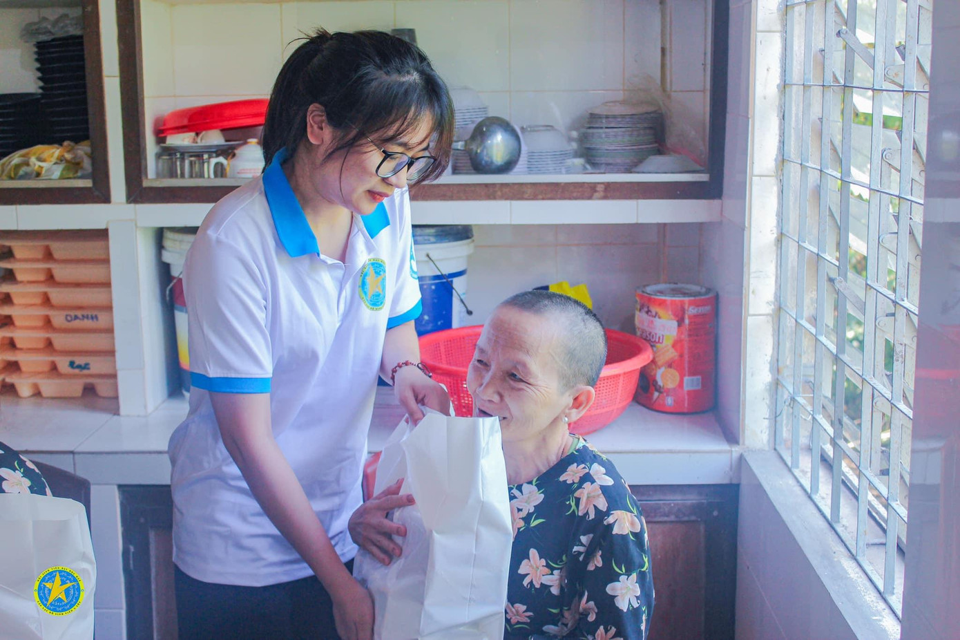 Tặng quà cho người dân có hoàn cảnh khó khăn. Tặng quà cho người dân có hoàn cảnh khó khăn.