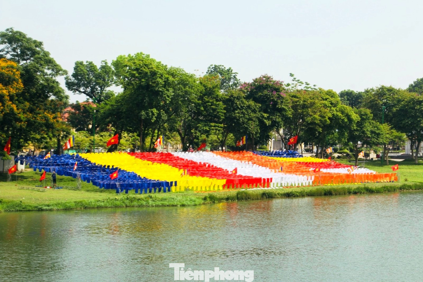 Lá đại kỳ Phật giáo gồm 6.300 lá cờ nhỏ bằng vải màu kết lại, trở thành nét văn hóa Phật giáo thiêng liêng giữa lòng Cố đô Huế. Lá đại kỳ Phật giáo gồm 6.300 lá cờ nhỏ bằng vải màu kết lại, trở thành nét văn hóa Phật giáo thiêng liêng giữa lòng Cố đô Huế.