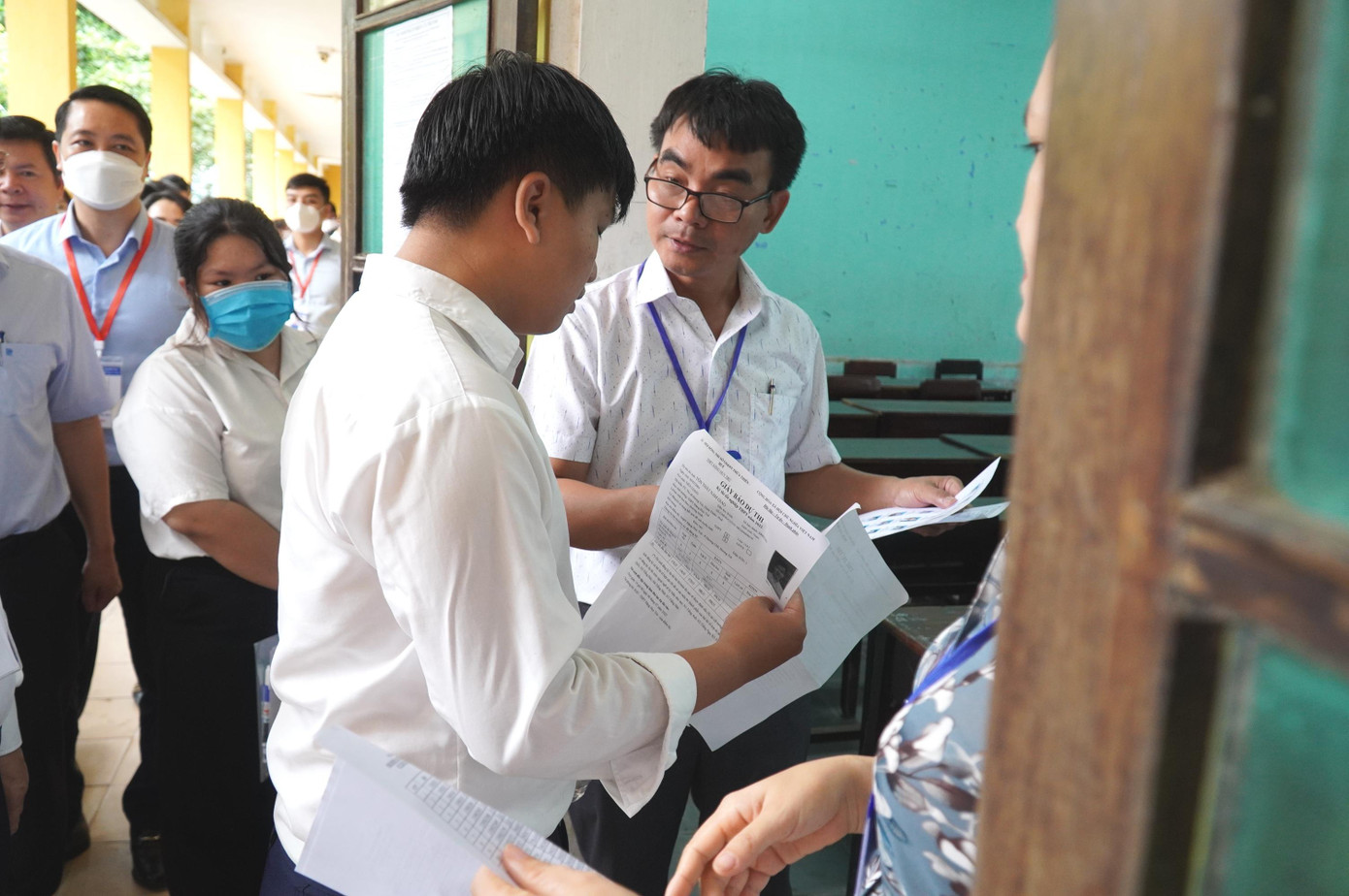 Bộ trưởng Bộ GD&amp;ĐT Nguyễn Kim Sơn yêu cầu rà soát lực lượng coi thi, chú trọng công tác an ninh, bảo đảm an toàn cho kỳ thi, lưu ý sức khỏe của thí sinh, cũng như công tác phòng, chống dịch COVID-19 trong quá trình thi.