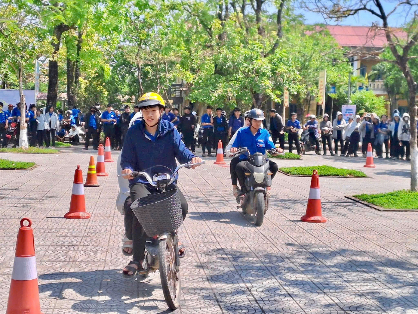 Học sinh trải nghiệm lái xe an toàn.