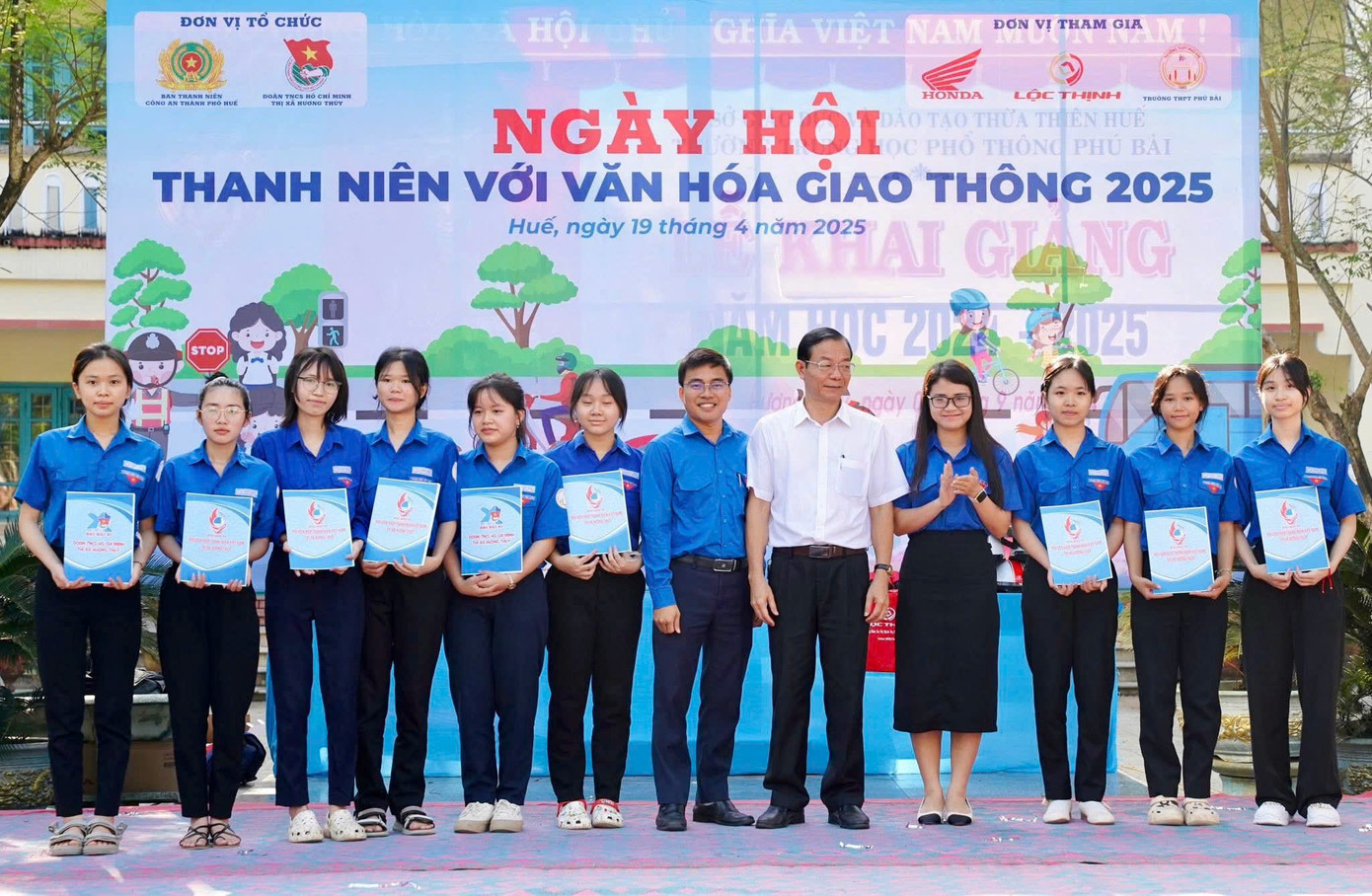 Trao quà cho học sinh có hoàn cảnh khó khăn.
