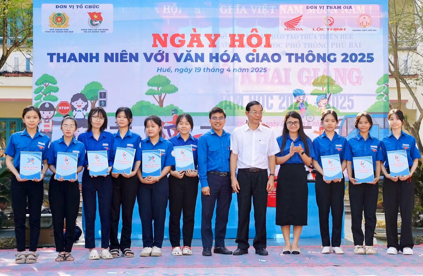 Trao quà cho học sinh có hoàn cảnh khó khăn. Trao quà cho học sinh có hoàn cảnh khó khăn.