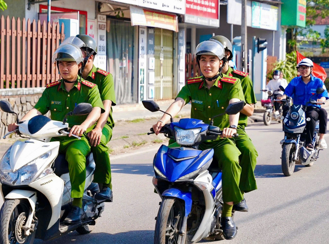 Tuần hành tuyên truyền về an toàn giao thông.