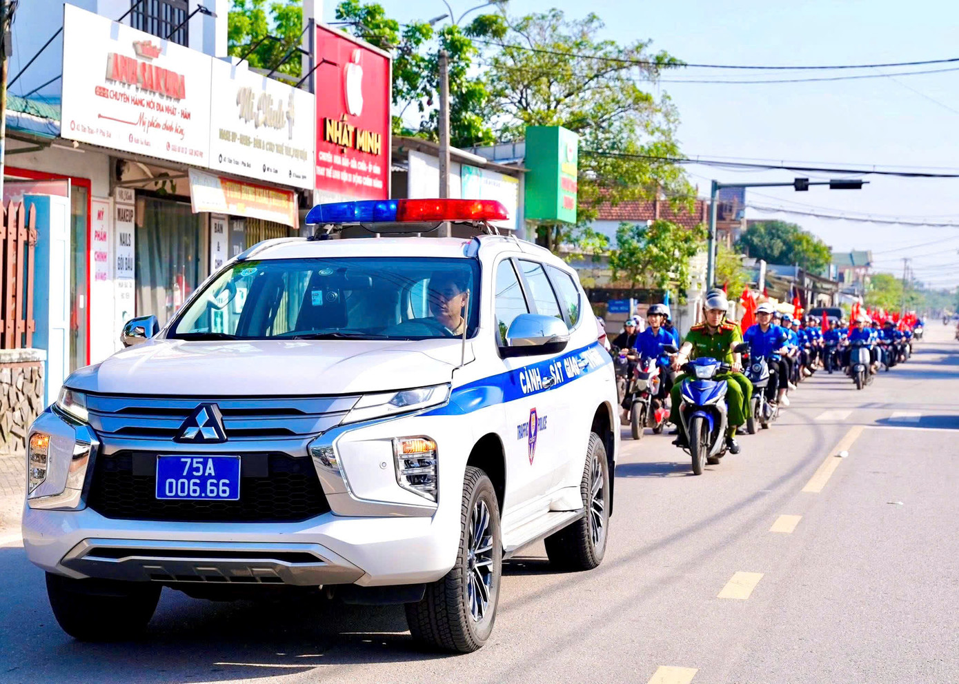 Tuần hành tuyên truyền về an toàn giao thông.