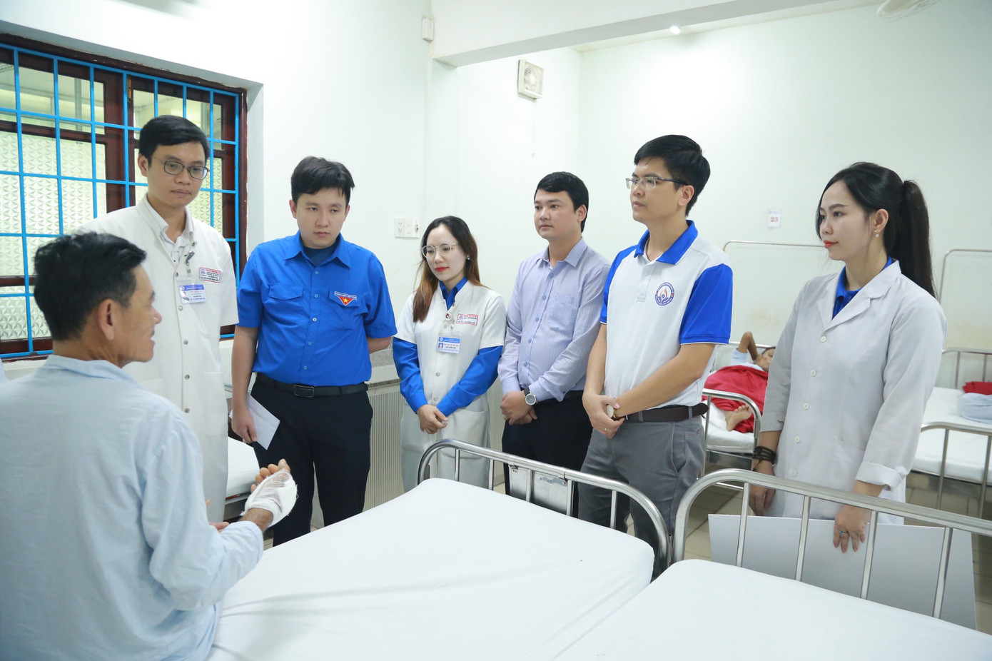 Thăm, hỗ trợ nạn nhân bị đất đá sạt lở làm sập nhà, gây thương tích phải điều trị tại Bệnh viện T.Ư Huế.