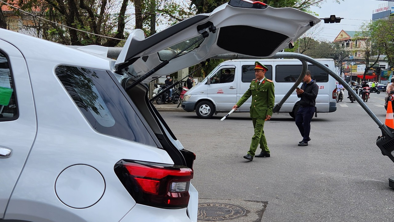 Lực lượng chức năng tham gia bảo vệ hiện trường, phân luồng, bảo đảm trật tự an toàn giao thông tại giao lộ vừa xảy ra vụ tai nạn (Ảnh: N.V)