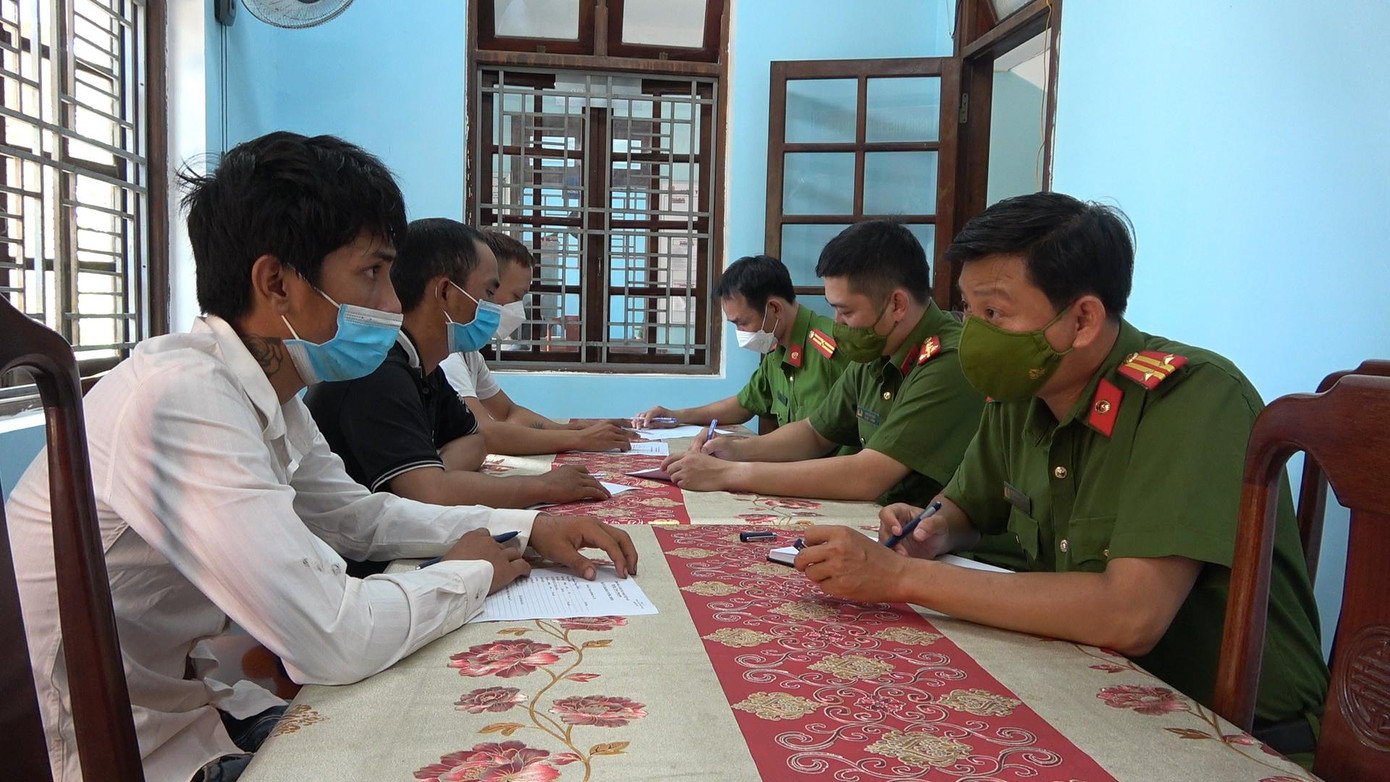 Các đối tượng bị buộc chấm dứt hành vi xin tiền, viết cam kết không tái diễn hành vi gây bức xúc này