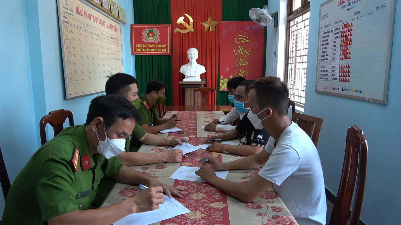 Xác minh bước đầu, công an xác định có 14 đối tượng chuyên vào nghĩa trang vắng vẻ "xin đểu" tiền người đi thăm mộ