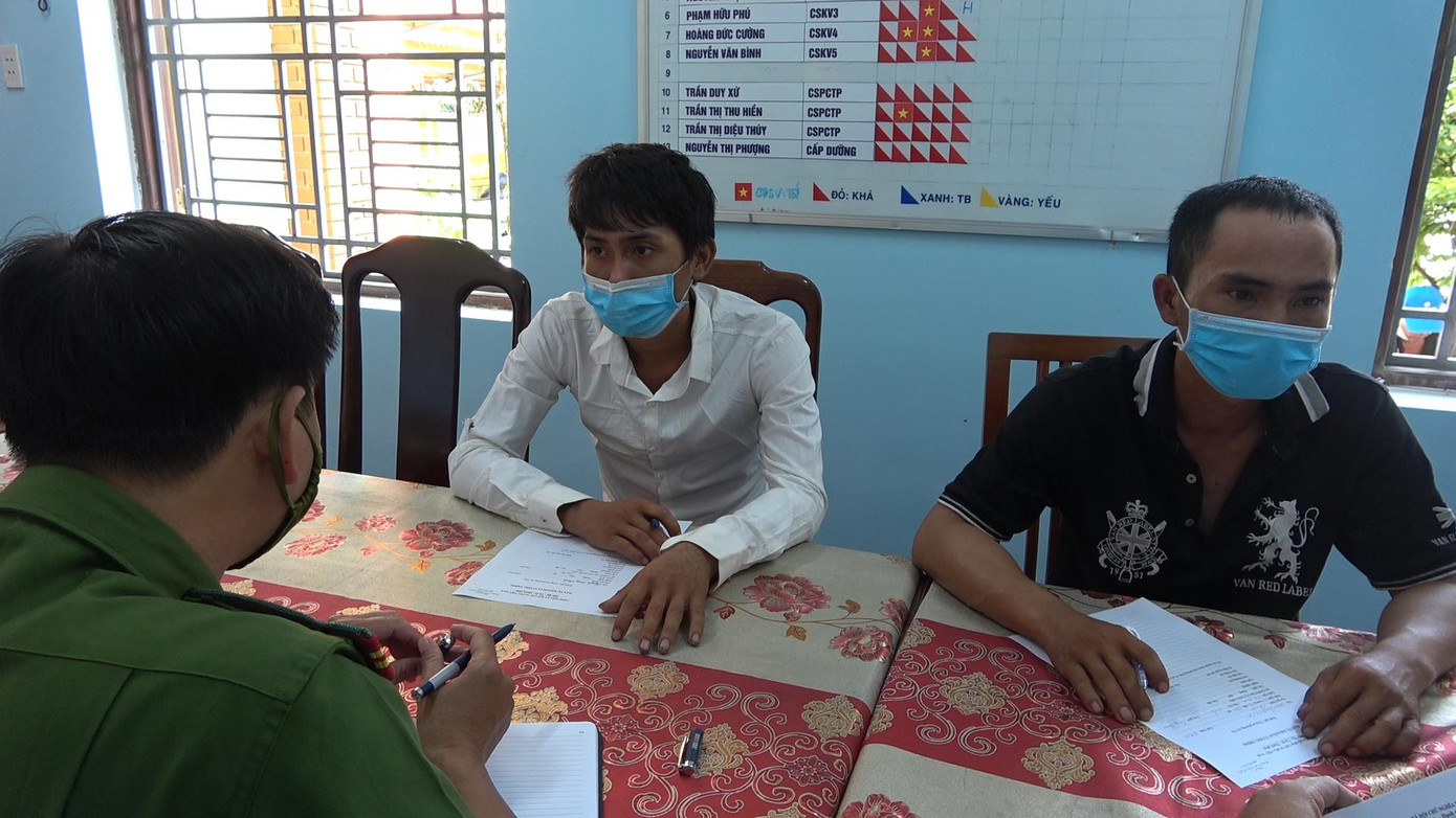 Các đối tượng này sử dụng chiêu trò vờ giúp đỡ chăm sóc mộ phần để "xin đểu"