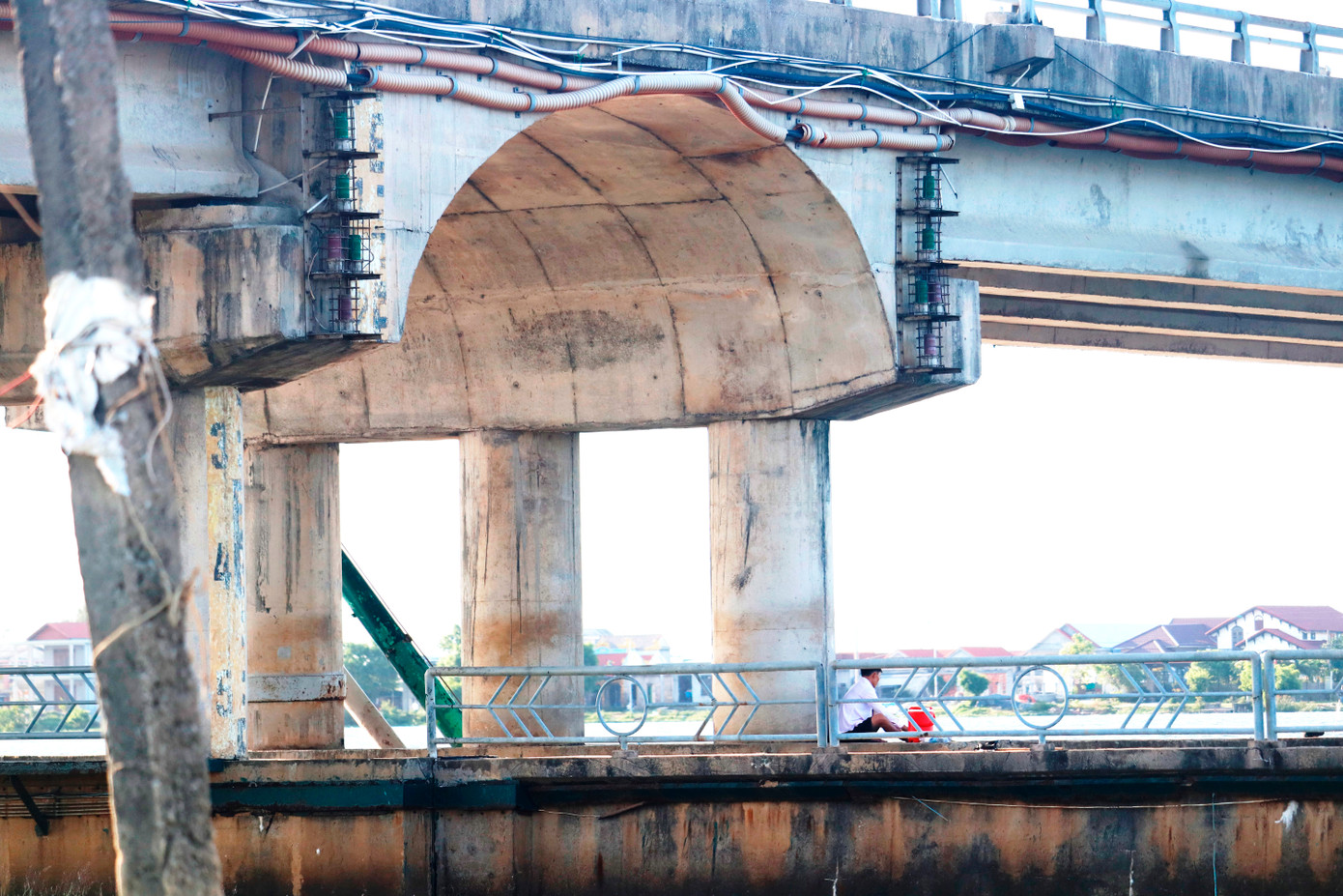 Khoang âu thuyền, thay mới cửa âu thượng và cửa âu hạ bằng thép không rỉ, trục cối, bu lông chịu lực được chế tạo, thay thế bằng thép không rỉ cường độ cao, kín nước bằng cao su tấm và cao su củ tỏi. Thay mới hệ thống xi lanh đóng mở cửa van chính và cửa van cấp thoát nước buồng âu. Nâng cấp, sửa chữa hệ thống điện điều khiển các van tại công trình và nhà quản lý. Sửa chữa, nâng cấp nhà quản lý, bờ bao kết hợp đường quản lý hai đầu đập Thảo Long.