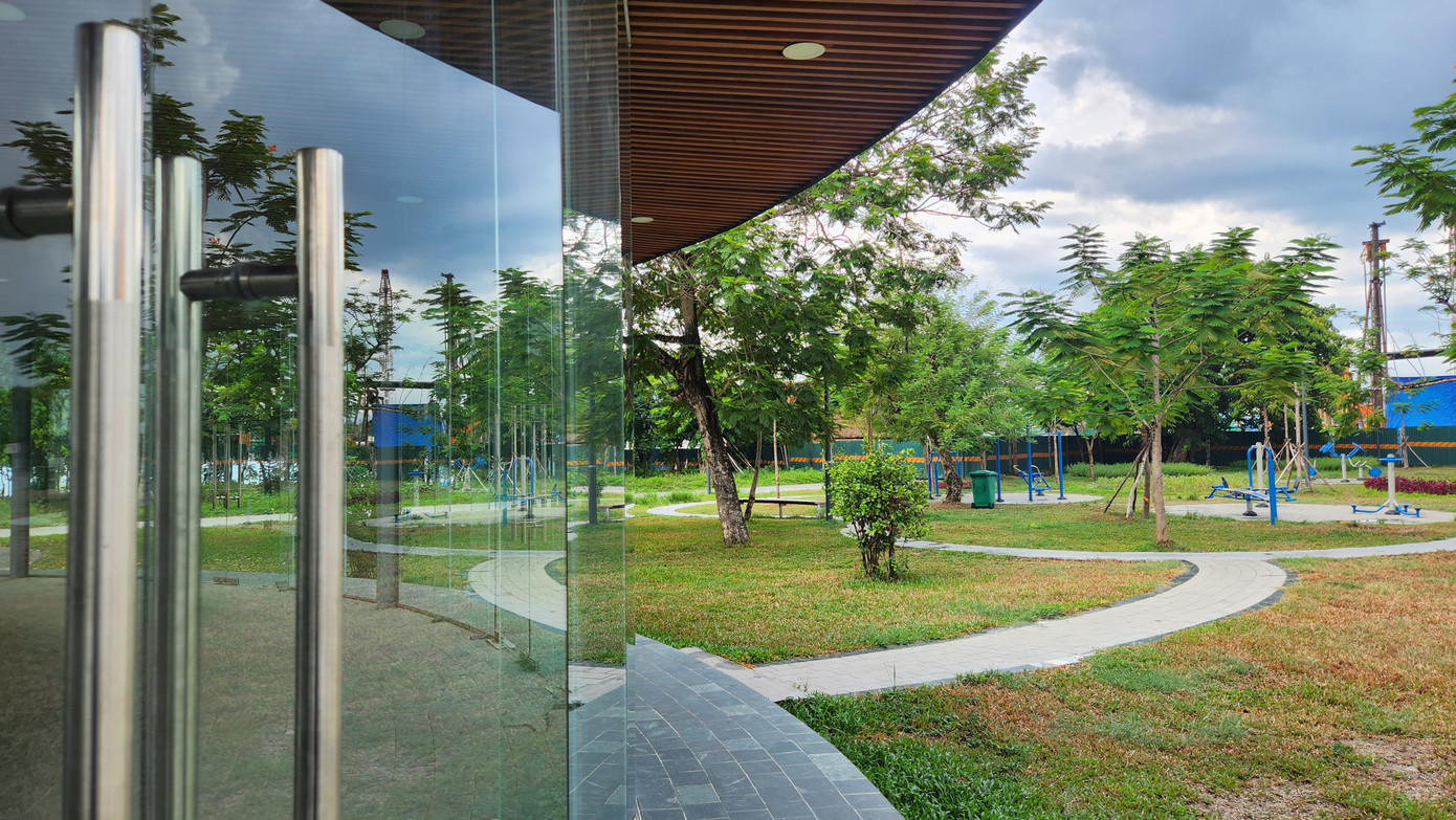 Hệ thống kính cường lực bao quanh nhằm tạo ra không gian tổng thể của khu nhà vệ sinh đầy ánh sáng, thoáng đãng, sạch sẽ.