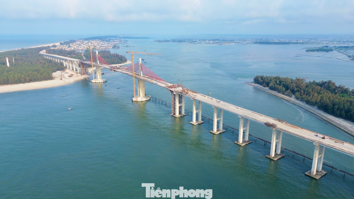 Cầu Thuận An dài 2,36km, thuộc dự án tuyến đường bộ ven biển TP Huế, với tổng mức đầu tư giai đoạn hoàn thiện là 3.496 tỷ đồng. Trong đó, giai đoạn 1 có giá trị đầu tư 2.400 tỷ đồng, gồm cầu vượt và đường dẫn hai đầu có tổng chiều dài 7,785km.