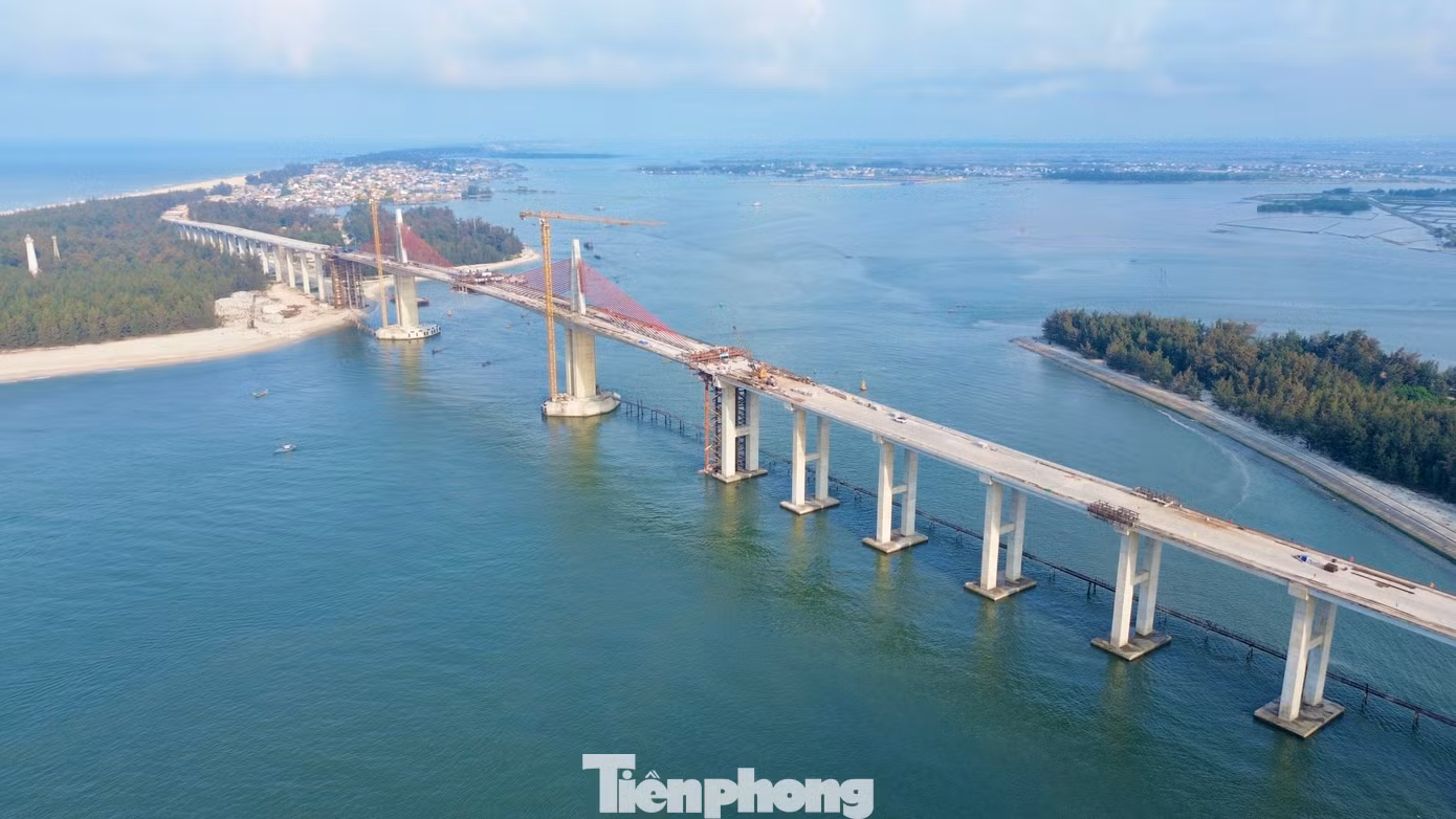 Cầu Thuận An dài 2,36km, thuộc dự án tuyến đường bộ ven biển TP Huế, với tổng mức đầu tư giai đoạn hoàn thiện là 3.496 tỷ đồng. Trong đó, giai đoạn 1 có giá trị đầu tư 2.400 tỷ đồng, gồm cầu vượt và đường dẫn hai đầu có tổng chiều dài 7,785km.
