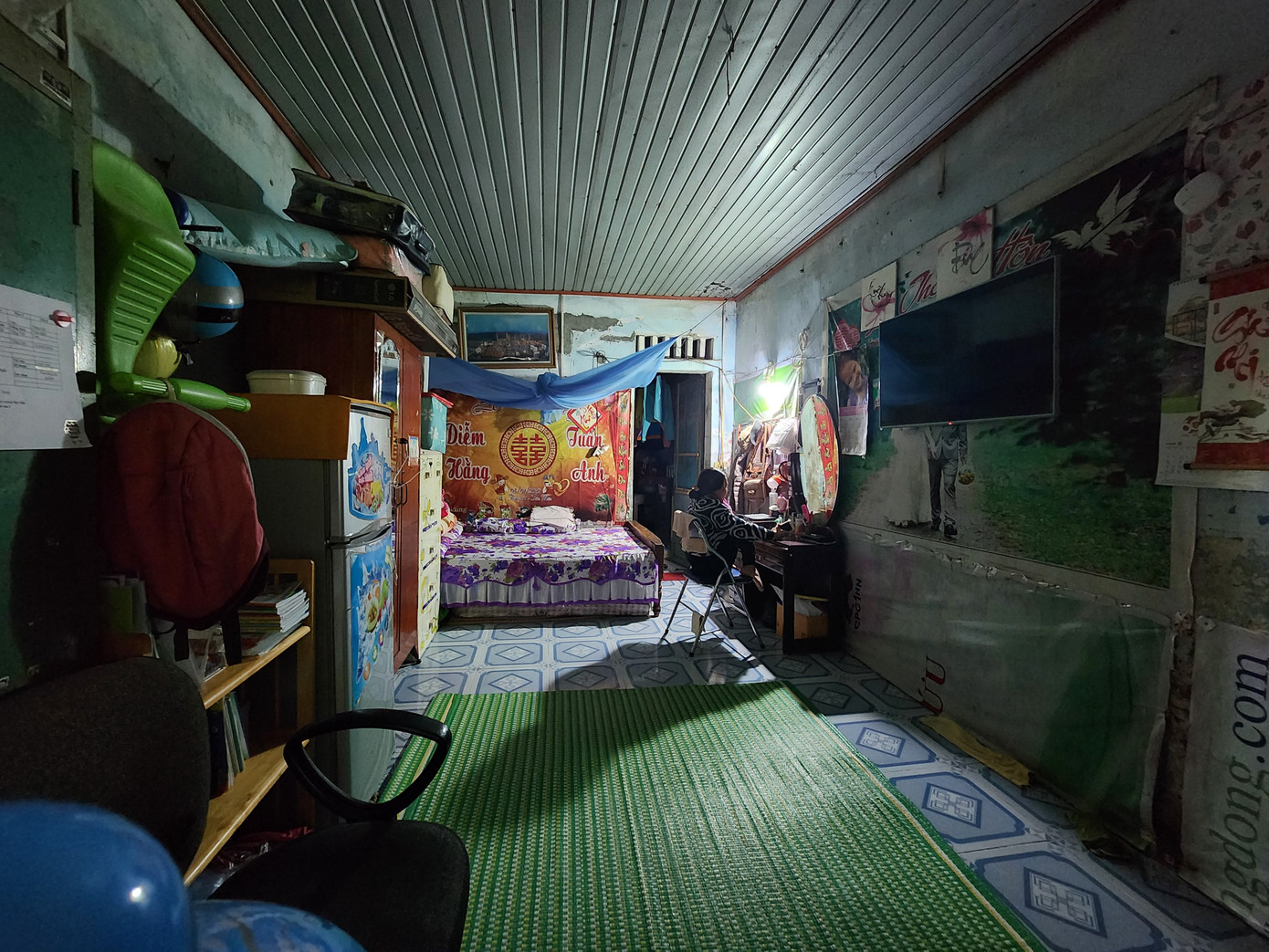 “Vừa qua, tỉnh TT-Huế đã thực hiện dự án di dời, tái định cư người dân sống trong vùng di tích thuộc Kinh thành Huế. Chúng tôi thấy chạnh lòng với điều kiện sống nơi lăng vua này và không biết đến khi nào mới đến lượt mình được dời đi. Chúng tôi đã quá mệt mỏi và chán ngán với cảnh sống tạm bợ trong khuôn viên lăng vua như thế này", một cư dân thuộc khu An Lăng cho biết. “Vừa qua, tỉnh TT-Huế đã thực hiện dự án di dời, tái định cư người dân sống trong vùng di tích thuộc Kinh thành Huế. Chúng tôi thấy chạnh lòng với điều kiện sống nơi lăng vua này và không biết đến khi nào mới đến lượt mình được dời đi. Chúng tôi đã quá mệt mỏi và chán ngán với cảnh sống tạm bợ trong khuôn viên lăng vua như thế này", một cư dân thuộc khu An Lăng cho biết.