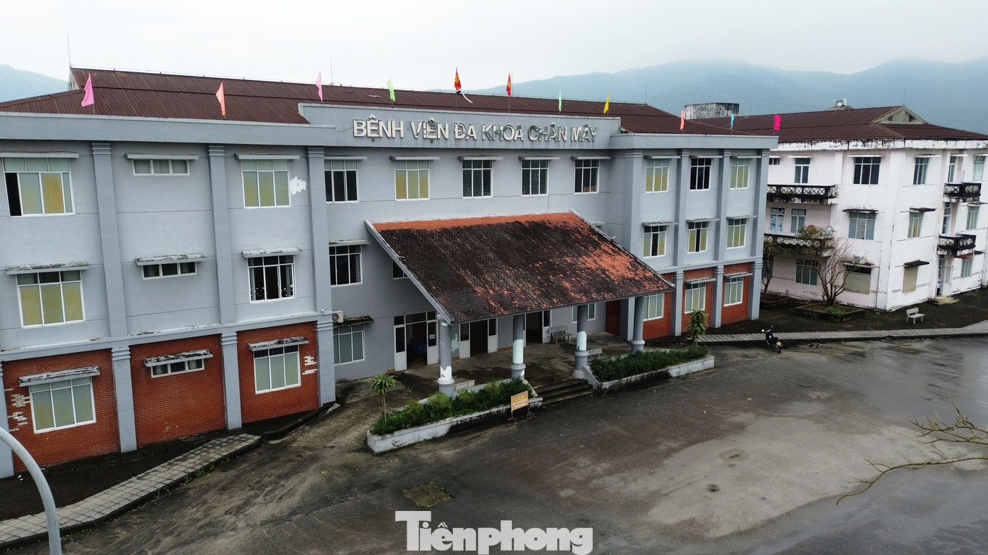 Bệnh viện đối mặt với hàng loạt khó khăn như thiếu hụt nhân lực, lượng bệnh nhân thưa thớt. Đến năm 2021, UBND tỉnh Thừa Thiên-Huế (nay là thành phố Huế) ban hành Quyết định 751 “hạ cấp” Bệnh viện đa khoa Chân Mây trở thành cơ sở 2 của Trung tâm Y tế huyện Phú Lộc. Mặc dù vậy, cơ sở y tế này cũng không có sức hút đối với bệnh nhân trong vùng.