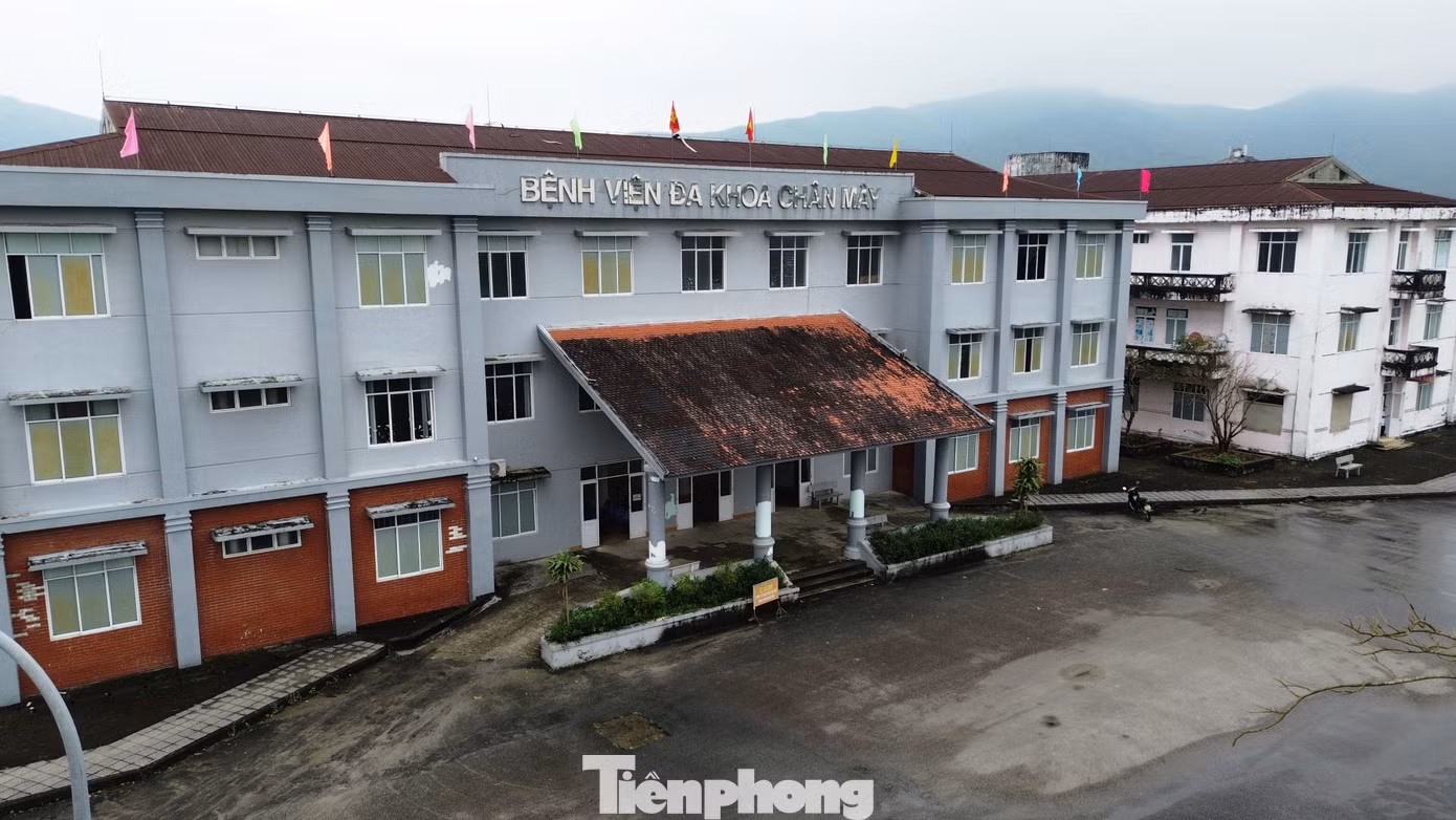 Bệnh viện đối mặt với hàng loạt khó khăn như thiếu hụt nhân lực, lượng bệnh nhân thưa thớt. Đến năm 2021, UBND tỉnh Thừa Thiên-Huế (nay là thành phố Huế) ban hành Quyết định 751 “hạ cấp” Bệnh viện đa khoa Chân Mây trở thành cơ sở 2 của Trung tâm Y tế huyện Phú Lộc. Mặc dù vậy, cơ sở y tế này cũng không có sức hút đối với bệnh nhân trong vùng. Bệnh viện đối mặt với hàng loạt khó khăn như thiếu hụt nhân lực, lượng bệnh nhân thưa thớt. Đến năm 2021, UBND tỉnh Thừa Thiên-Huế (nay là thành phố Huế) ban hành Quyết định 751 “hạ cấp” Bệnh viện đa khoa Chân Mây trở thành cơ sở 2 của Trung tâm Y tế huyện Phú Lộc. Mặc dù vậy, cơ sở y tế này cũng không có sức hút đối với bệnh nhân trong vùng.