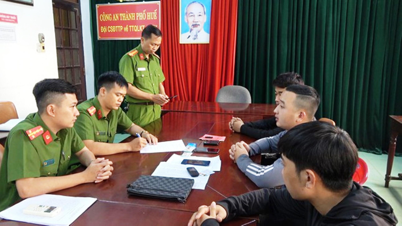 Công an TP Huế làm việc, lấy lời khai nhóm người chuyên cho vay lãi nặng. Ảnh do CA cung cấp Công an TP Huế làm việc, lấy lời khai nhóm người chuyên cho vay lãi nặng. Ảnh do CA cung cấp