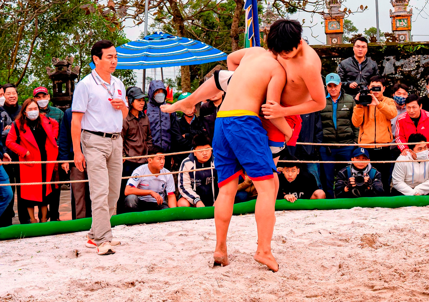 Ở vòng bán kết, các đô vật phải vượt qua 1 đối thủ trước khi lọt vào vòng chung kết. Ảnh: Đình Hoàng